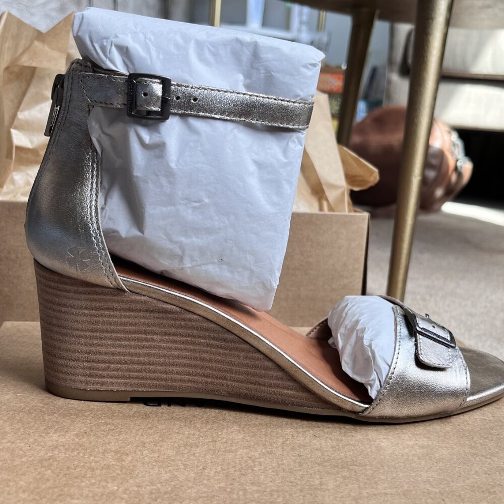 Lucky Brand Jodella Leather Wedge Sandal - Platinum - 7M US - NIB